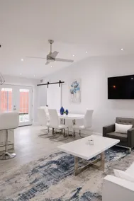 Bright Modern 3BD House close to Dwnt & Beaches - Image 3