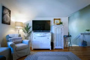 Dreamy 1BR Carriage Apt ~ Walk to Dining & Shops - Image 2