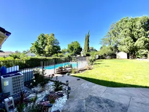 Cozy Stay - Big Pool & Yard - Image 2