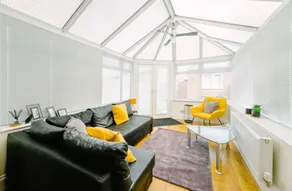 Modern 3 bedroom home with garden - Image 2
