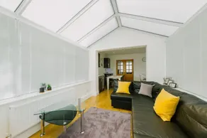 Modern 3 bedroom home with garden - Image 4