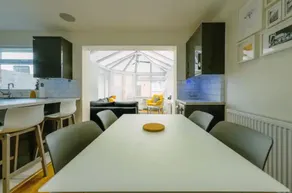 Modern 3 bedroom home with garden - Image 3