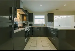 Modern 3 bedroom home with garden - Image 5
