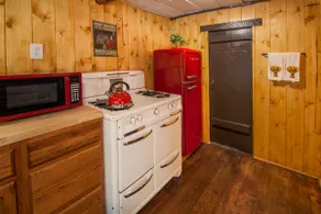 The Hideout - Cozy Pet-friendly Cottage in Town - Image 5