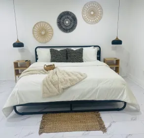 Spoil yourself! Private, squeaky-clean, KING bed. - Image 2