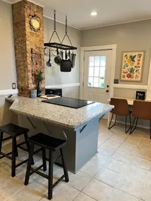 Centrally located, very walkable to bars and restaurants. 7 minutes to Downtown! - Image 3