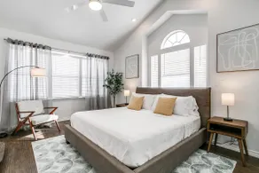 Spacious Split-Level 5-bed - Image 4