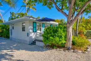 Islamorada bungalow 2 bed & pool - Image 2