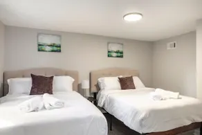 Spacious 3 BR Basement APT near Downtown/Airport* - Image 5