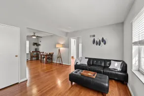Quiet, Comfortable, Centrally Located in STL! - Image 2