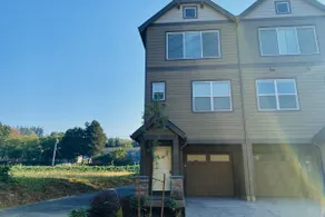 New! Stylish Townhouse Near Edgefield! - Image 2