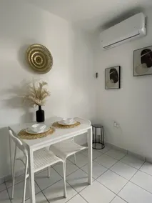 #4 Modern Airbnb near airport - Image 4
