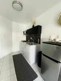 #4 Modern Airbnb near airport - Image 5