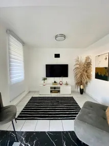 #4 Modern Airbnb near airport - Image 3