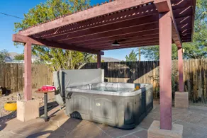 Central House with Hot Tub, Fire Pit and Games - Image 4