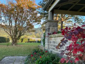 Romantic 1890s Stone Cottage -1 Acre Retreat - Image 2