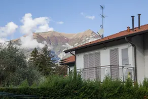 Apartment with garden and private parking - Image 2