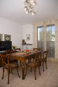 Apartment with garden and private parking - Image 4