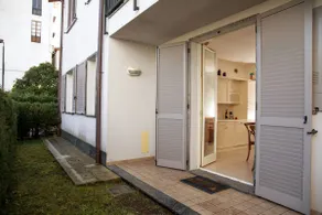 Apartment with garden and private parking - Image 5