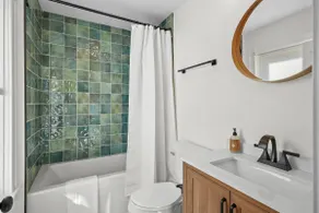 Lookout on Liberty | Renovated | 7 beds + parking - Image 2