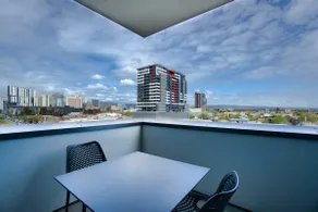 Stylish 1 BR CBD Apt-Pool-Gym-Sauna-Steam Room - Image 4