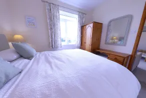 Bulleigh Park - king bed & private parking - Image 4