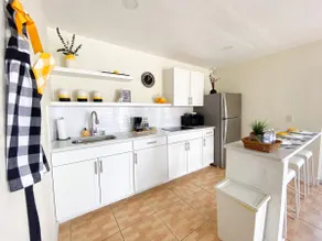 Modern APT W/ Patio 15 mins from Theme Parks & MCO - Image 4