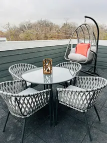 The Bee’s Knees - Rooftop Retreat Near Old Market - Image 4