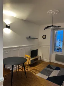 Haussmann-style studio, with views, stays, treatments - Image 3