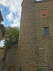 The unshuttered nest at the foot of the castle - Image 2