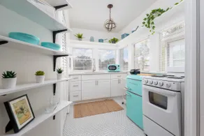 Bright Airy Luxurious Abode in Walkable Riverside - Image 3