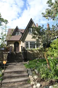 Family favourite. 4 bdrm with outdoor gym - Image 2