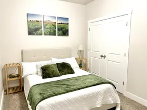 Cozy Condo in Uptown Logan * Sleeps 10 ! - Image 3