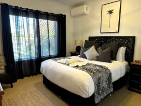 Luxury 4 Bedroom Home with Pool & Games Room Bar - Image 5