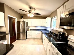 Cozy 3bdr 1 mile to Big House/Downtown w. Parking - Image 3