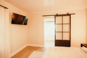 Spacious 4 bedroom Guest House - Image 3