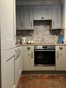 Quirky 2 Bedroom Townhouse - Image 3