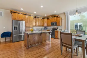 KING BED, new comfortable 4 bedroom home in Vancouver - Image 2