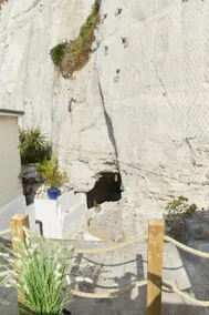 A very RARE Home with a White Cliffs CAVE! - Image 3