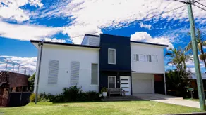 Spectacular water views & entertaining spaces - Image 2