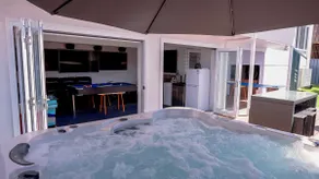 Spectacular water views & entertaining spaces - Image 3
