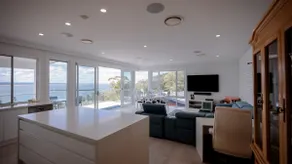 Spectacular water views & entertaining spaces - Image 5