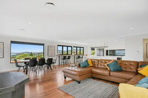 Spacious, modern, bright & fresh home + waterviews - Image 2