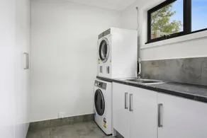 Spacious, modern, bright & fresh home + waterviews - Image 4