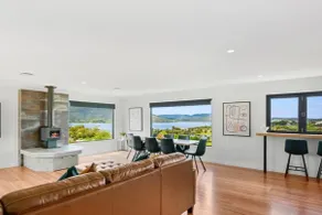 Spacious, modern, bright & fresh home + waterviews - Image 3