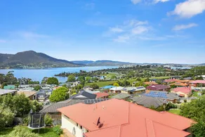 Spacious, modern, bright & fresh home + waterviews - Image 5