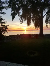 Cozy Cottage on Green Bay - Image 3