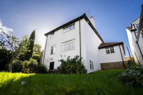 Beautiful detached home in quaint village setting - Image 4