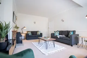 Beautiful detached home in quaint village setting - Image 2