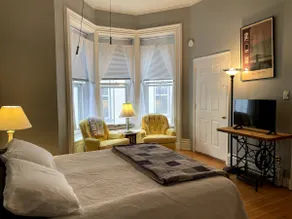 Cozy Victorian Studio Apartment - Image 3